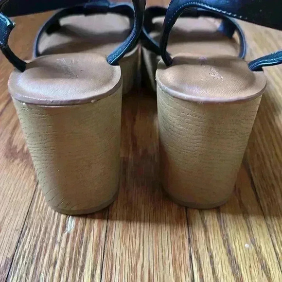 Universal Thread Platform Heels - Picture 3 of 5